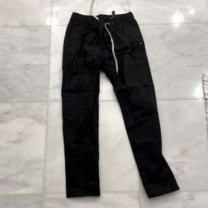 Never worn Vuori Ripstop pant.  Dark grey